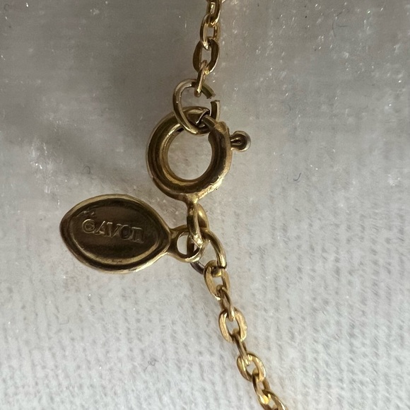 VTG Avon Gold Tone Textured Leaf Faceted Clear Rhinestone Pendant Necklace 16” - Picture 3 of 4